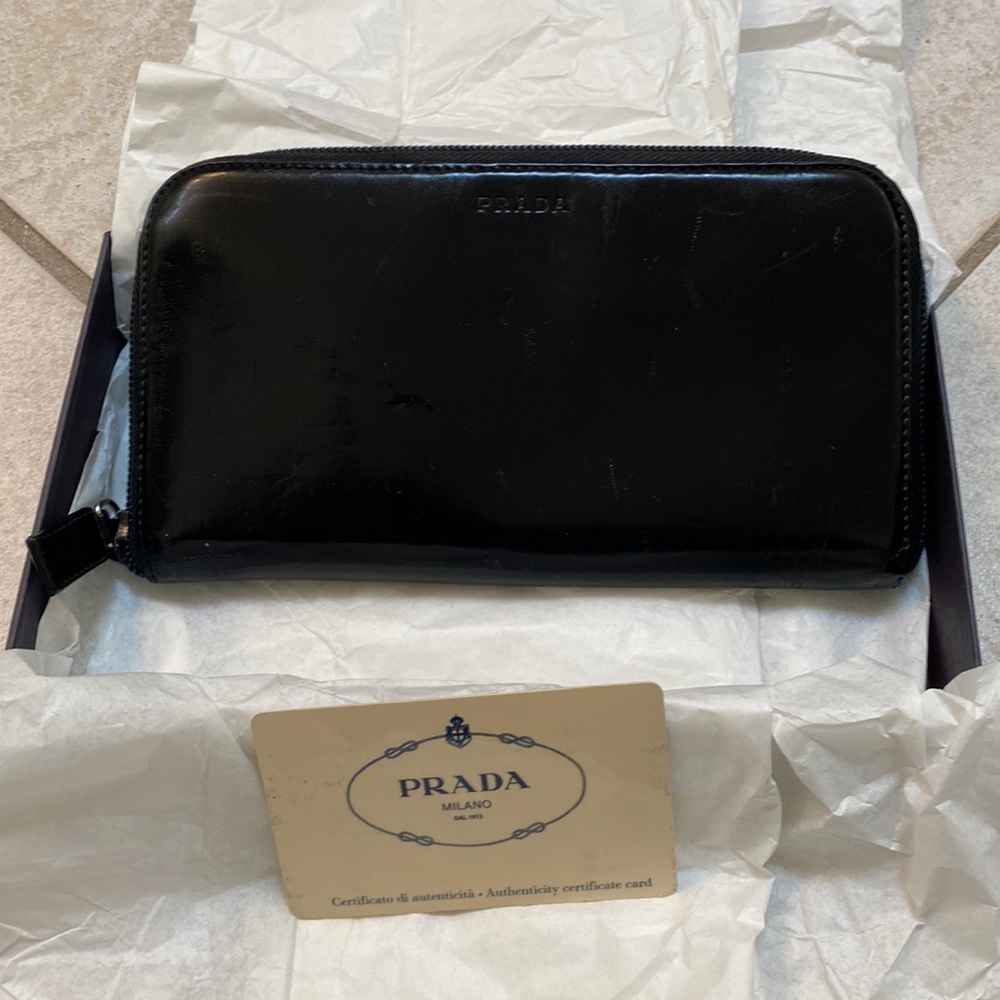 Prada zippered wallet In black